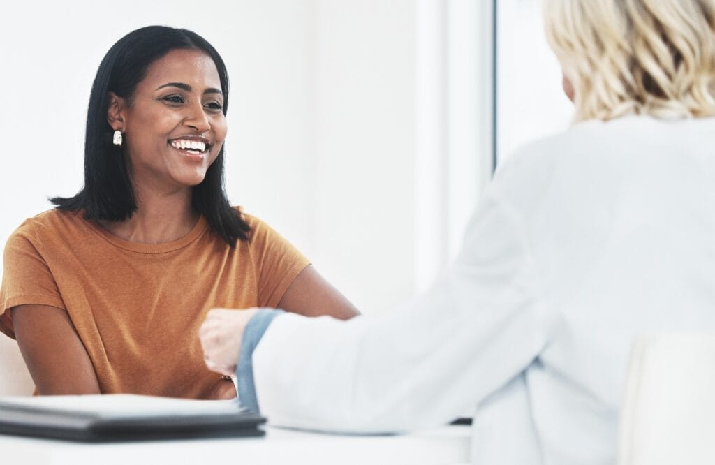 A woman discusses options for morphine detox in Michigan with her doctor.