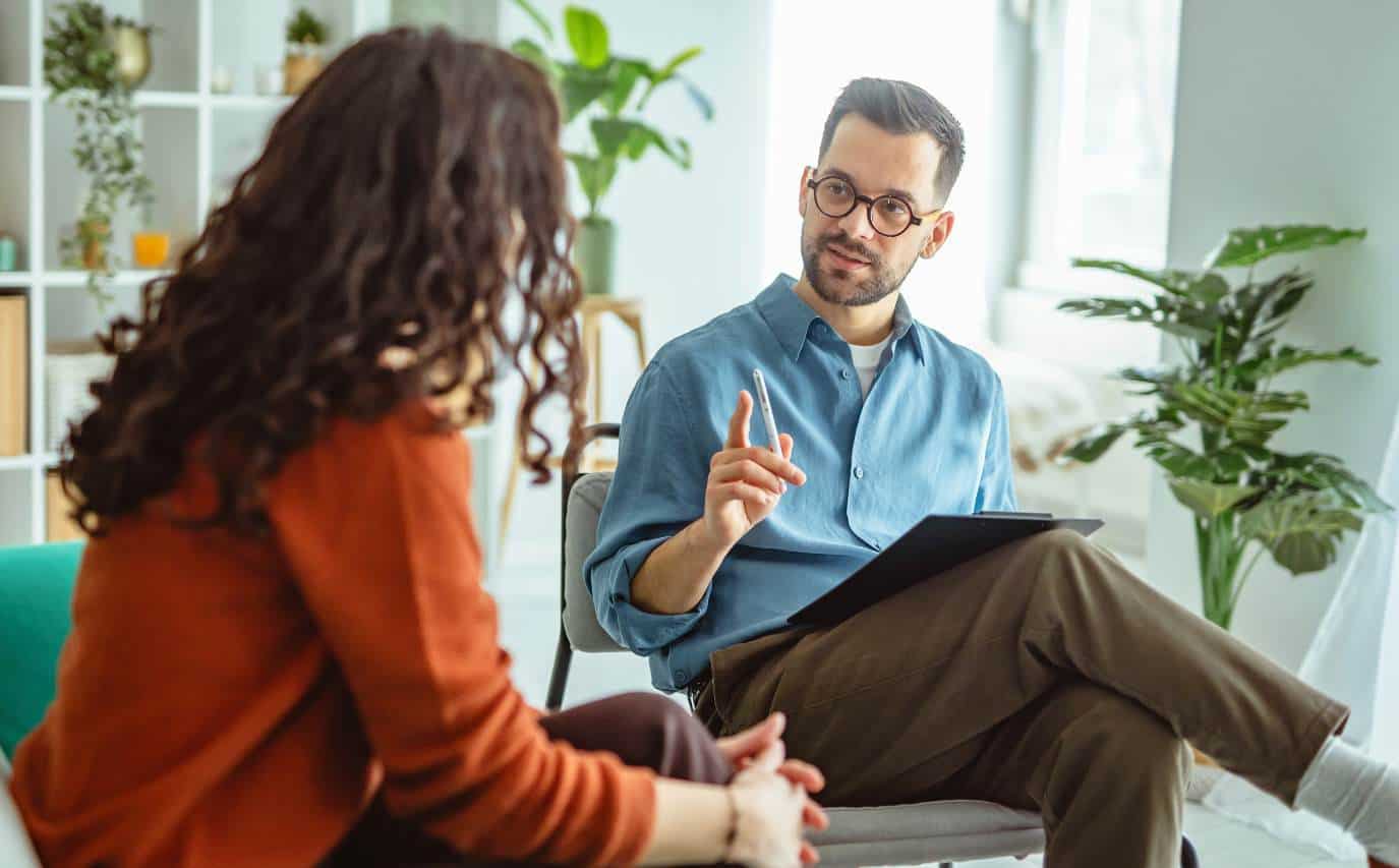 A therapist and client in a one-on-one therapy session at a rehab near Rockford, IL.